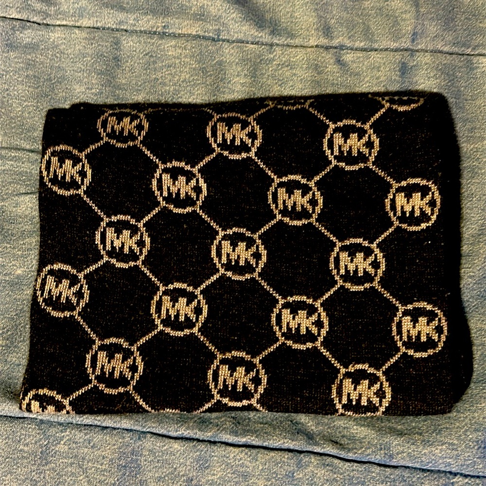 Michael Korrs scarf